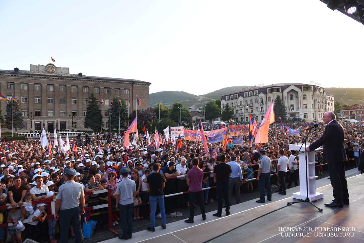 Армения фирмы. Степанакерт площадь Возрождения. Арцах. Площадь Республики Арцах. Площадь Возрождения в Арцахе.