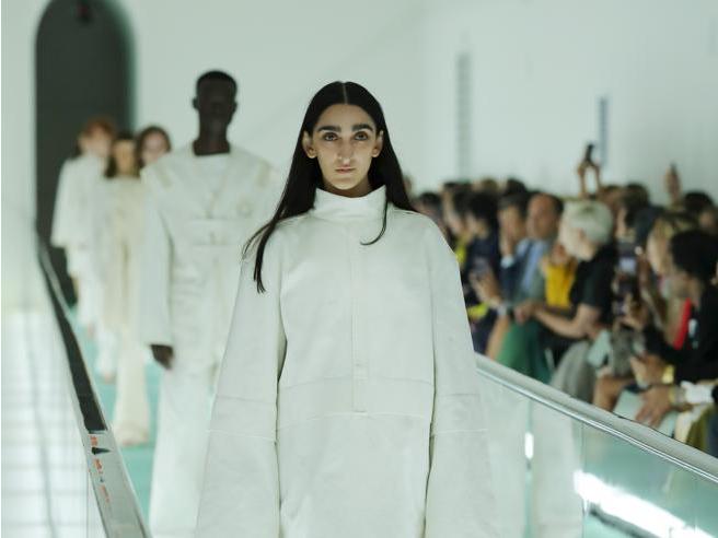 gips datum Eigenlijk Armenian model walks at Gucci show in Milan – Public Radio of Armenia