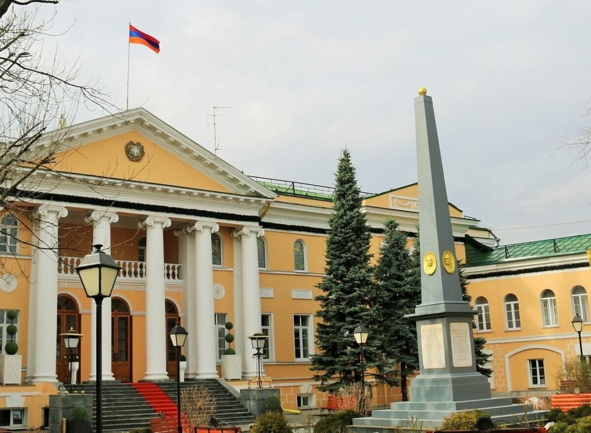 Посольство армении адрес. Посольство Армении в Москве. Посольство России в Армении. Посольство Армении в Сочи. Посольство Китая в Армении.