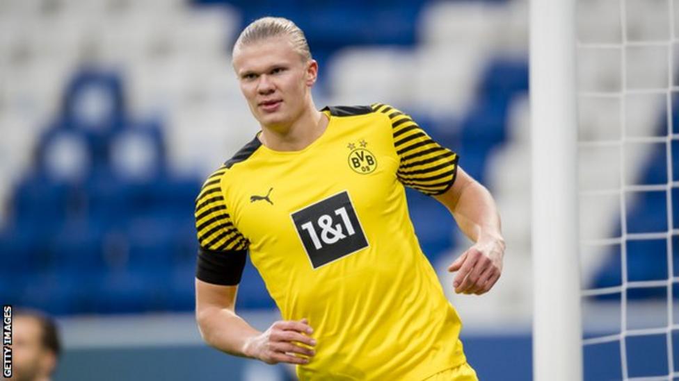 Erling Haaland arrives in Manchester with Borussia Dortmund squad