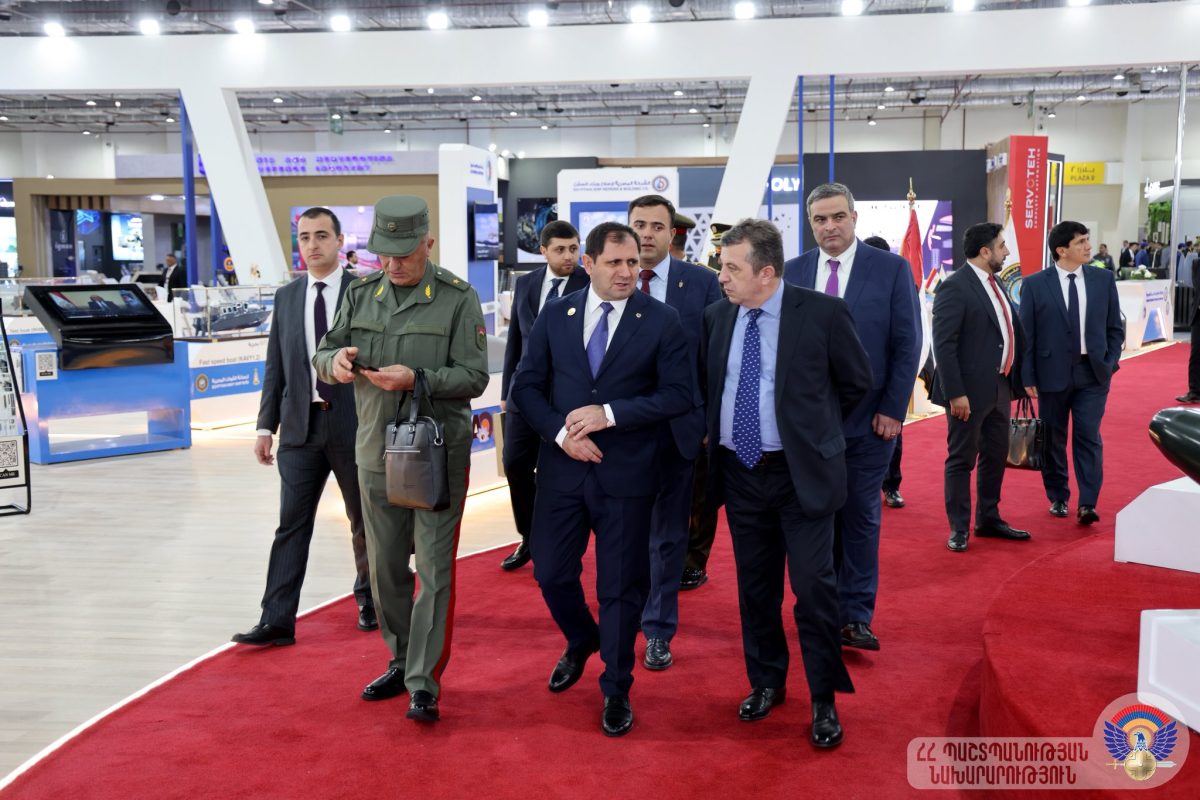 Armenian Defense Minister tours EDEX 2025, meets defense industry representatives