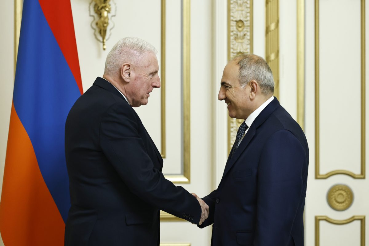 Armenian PM meets UK Minister of State for the Armed Forces Vernon Coaker