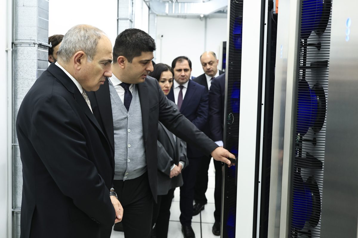 PM Pashinyan visits Yerevan State University, reviews new supercomputing center